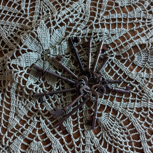 Vintage 12 Assorted Large & Short Skeleton Keys - Picture 1 of 5